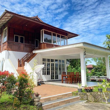 A Spacious Tropical 4 Bedrooms With Bathrooms Villa Marion Tomohon With The View Of Gunung Lokon Zewnętrze zdjęcie