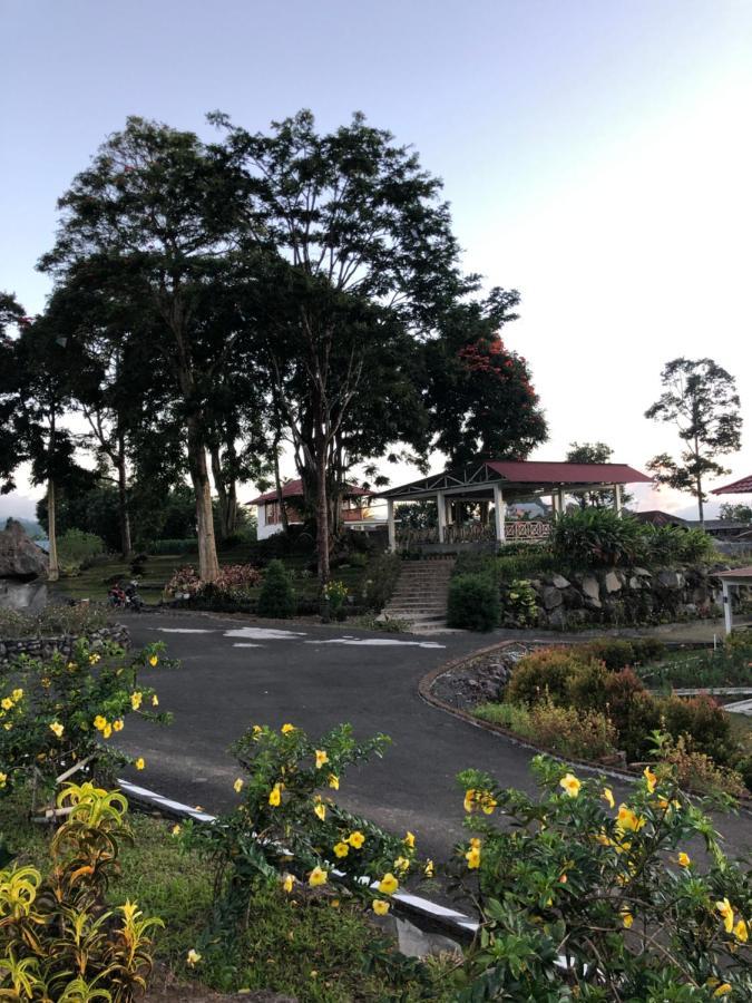 A Spacious Tropical 4 Bedrooms With Bathrooms Villa Marion Tomohon With The View Of Gunung Lokon Zewnętrze zdjęcie