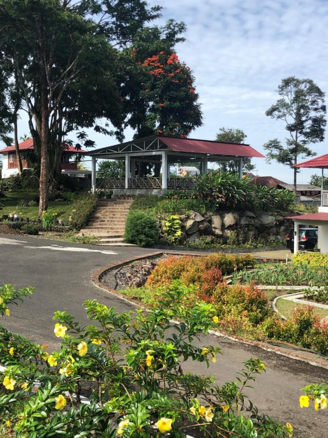 A Spacious Tropical 4 Bedrooms With Bathrooms Villa Marion Tomohon With The View Of Gunung Lokon Zewnętrze zdjęcie
