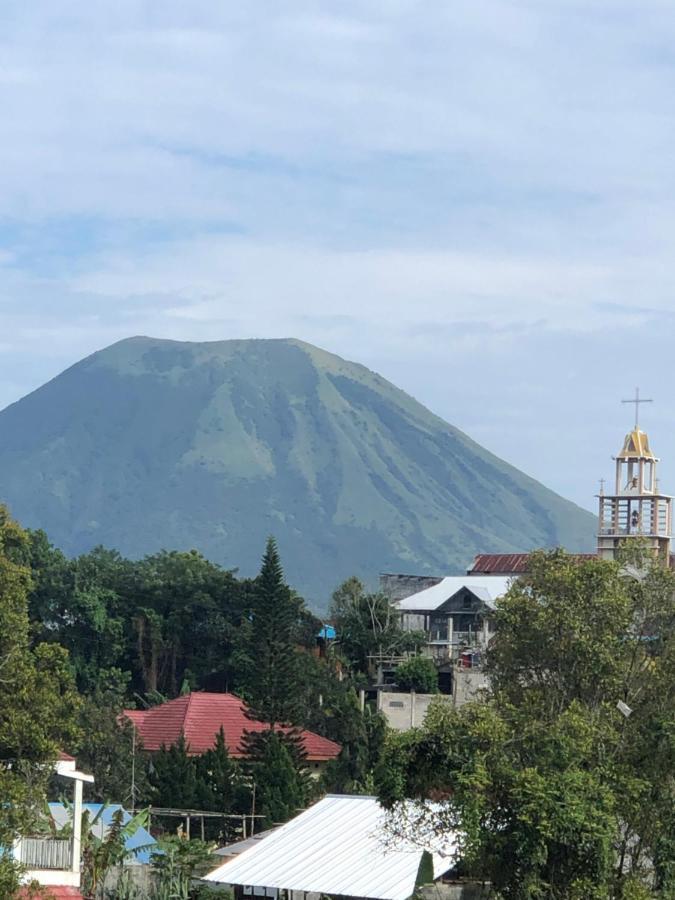 A Spacious Tropical 4 Bedrooms With Bathrooms Villa Marion Tomohon With The View Of Gunung Lokon Zewnętrze zdjęcie