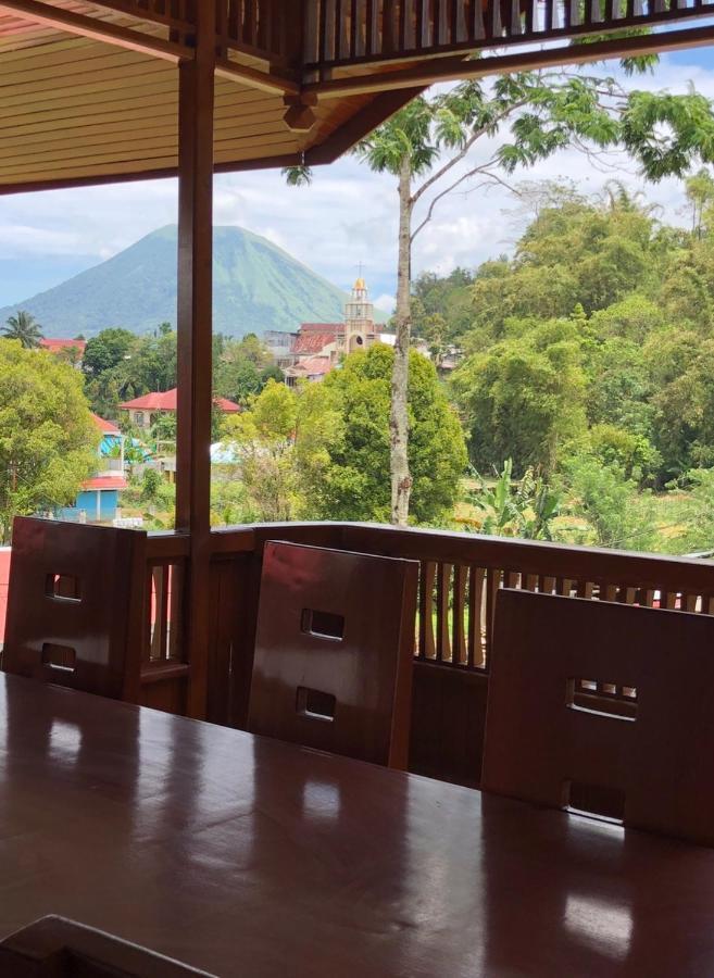 A Spacious Tropical 4 Bedrooms With Bathrooms Villa Marion Tomohon With The View Of Gunung Lokon Zewnętrze zdjęcie