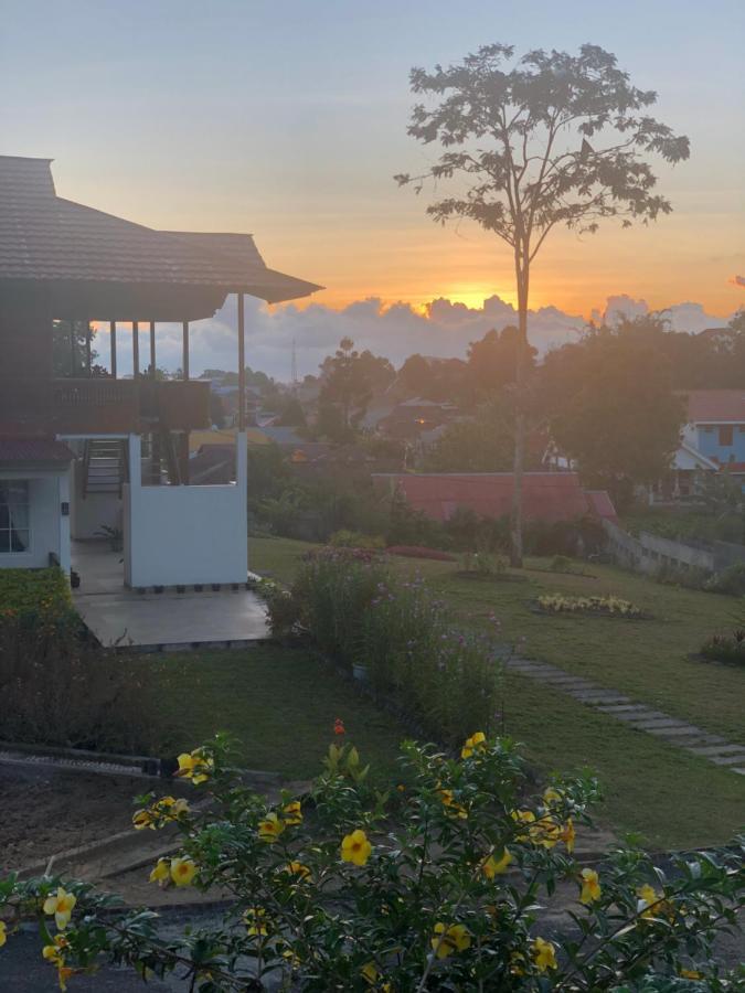 A Spacious Tropical 4 Bedrooms With Bathrooms Villa Marion Tomohon With The View Of Gunung Lokon Zewnętrze zdjęcie