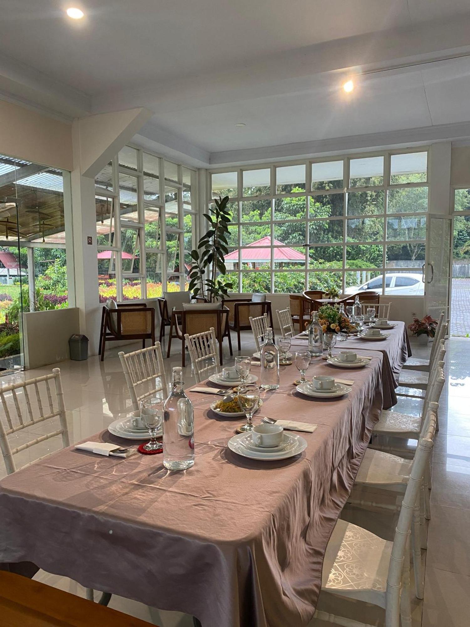 A Spacious Tropical 4 Bedrooms With Bathrooms Villa Marion Tomohon With The View Of Gunung Lokon Zewnętrze zdjęcie