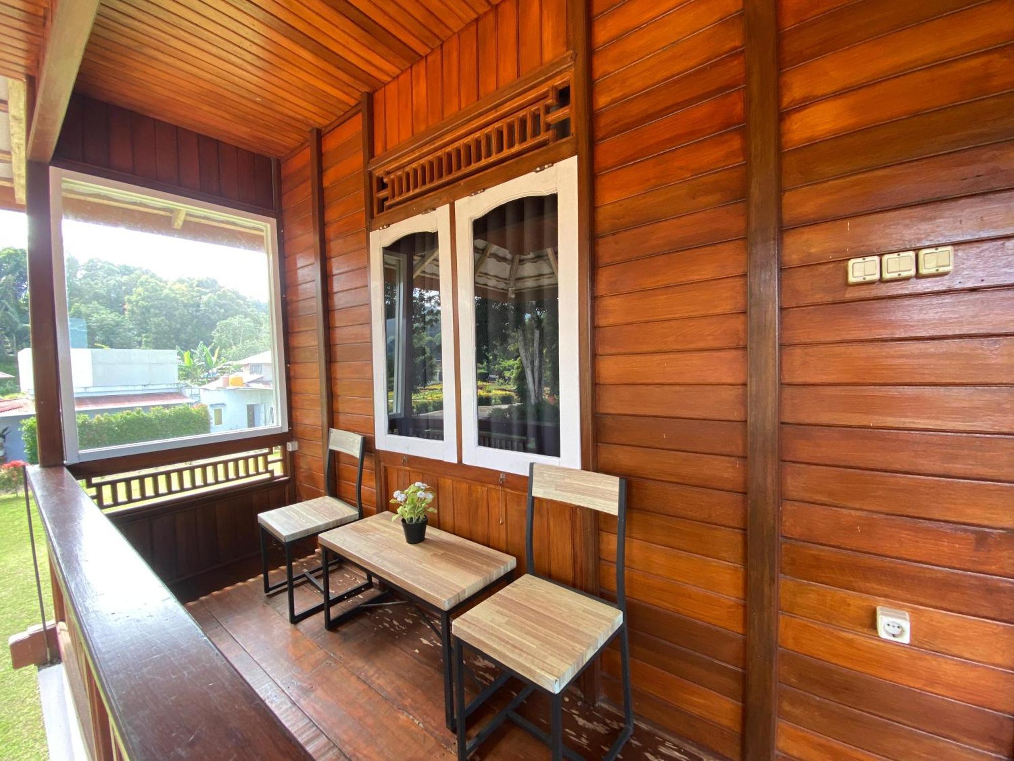 A Spacious Tropical 4 Bedrooms With Bathrooms Villa Marion Tomohon With The View Of Gunung Lokon Zewnętrze zdjęcie