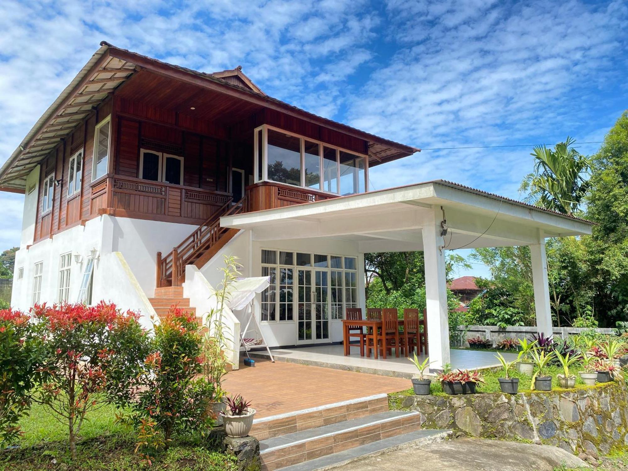 A Spacious Tropical 4 Bedrooms With Bathrooms Villa Marion Tomohon With The View Of Gunung Lokon Zewnętrze zdjęcie