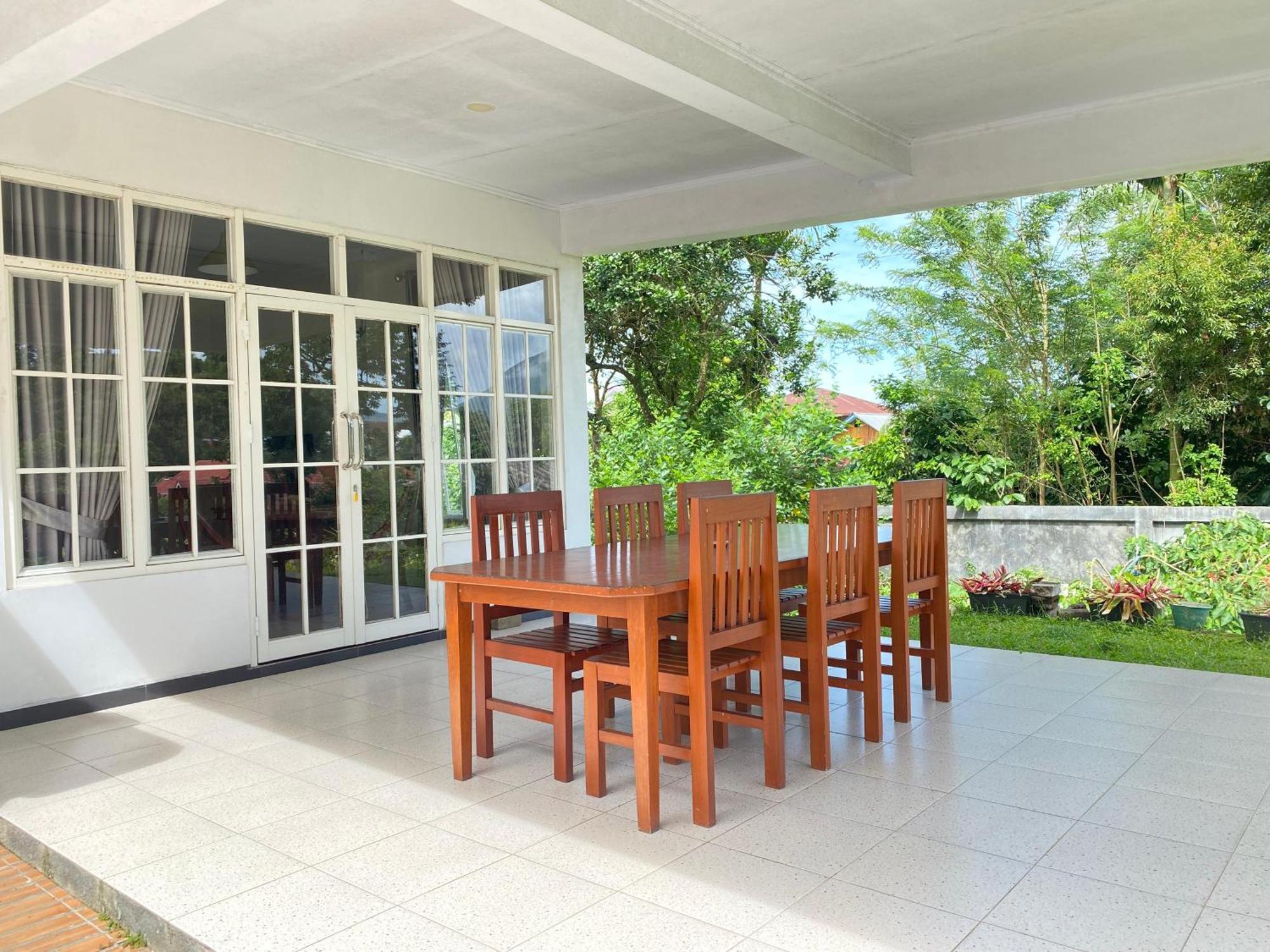 A Spacious Tropical 4 Bedrooms With Bathrooms Villa Marion Tomohon With The View Of Gunung Lokon Zewnętrze zdjęcie